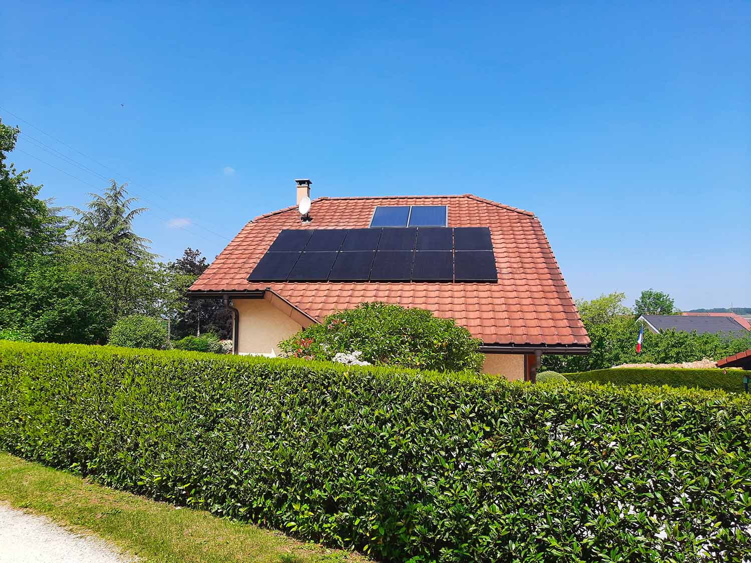 Photo d'une petite maison avec des panneaux solaire sur le toit