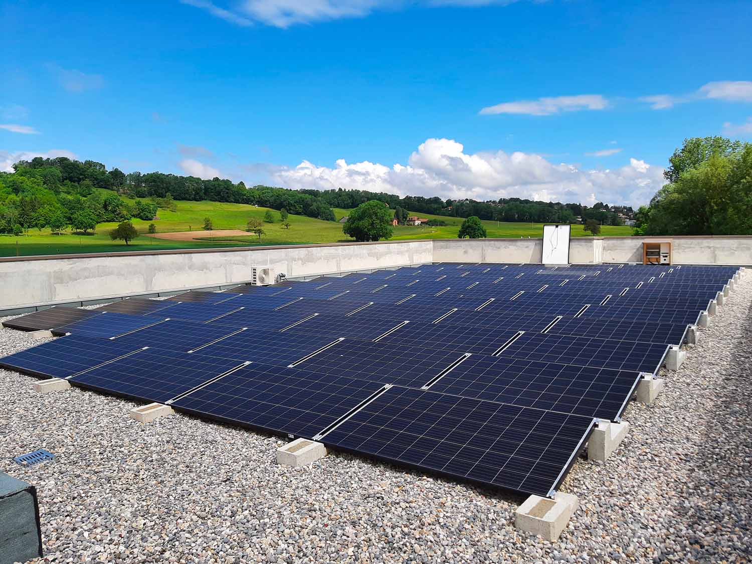 Photo d'un toit plat en gravier avec des panneaux solaire