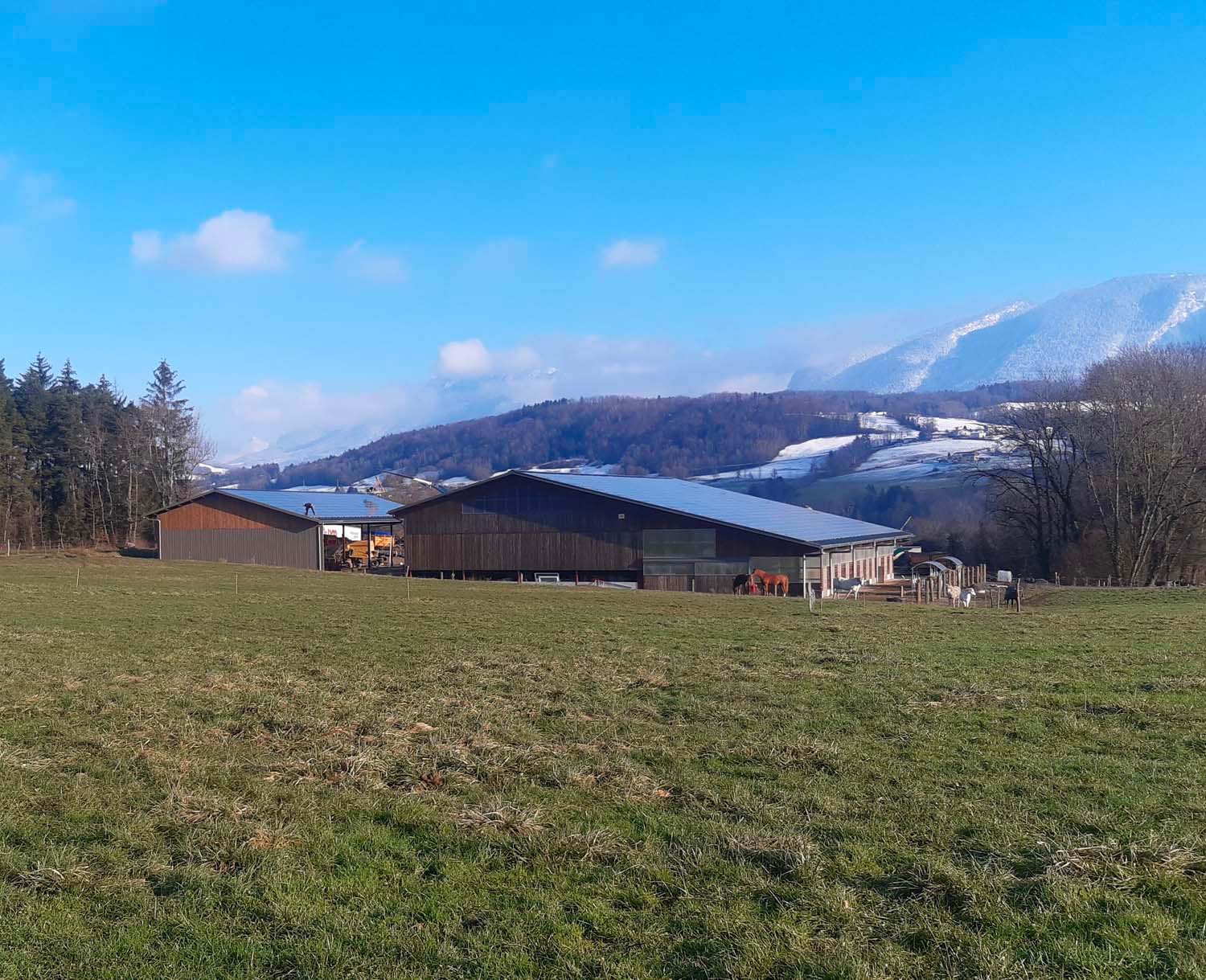 Photo d'un ranch à Charvonnex avec des panneaux solaire sur le toit