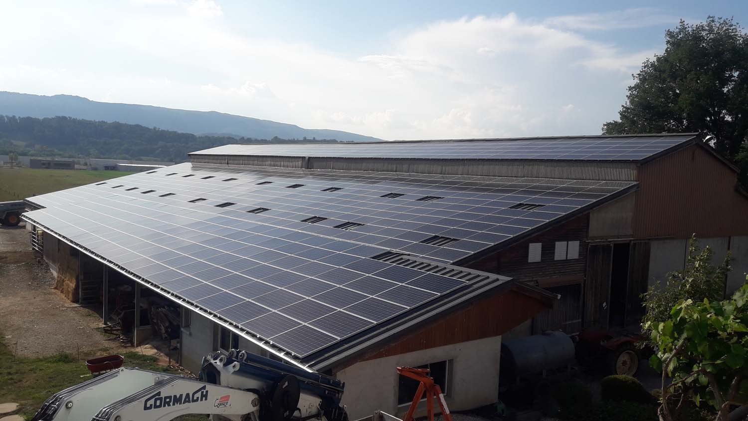 Photo d'une grange avec des panneaux solaire