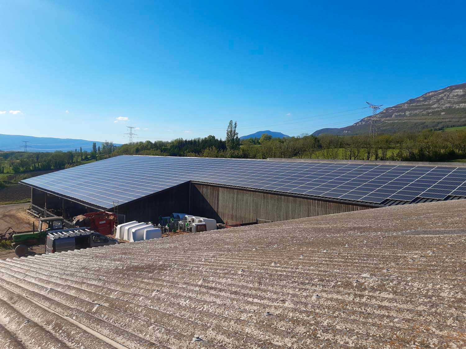 Photo d'un hangar avec une toiture en panneaux solaire