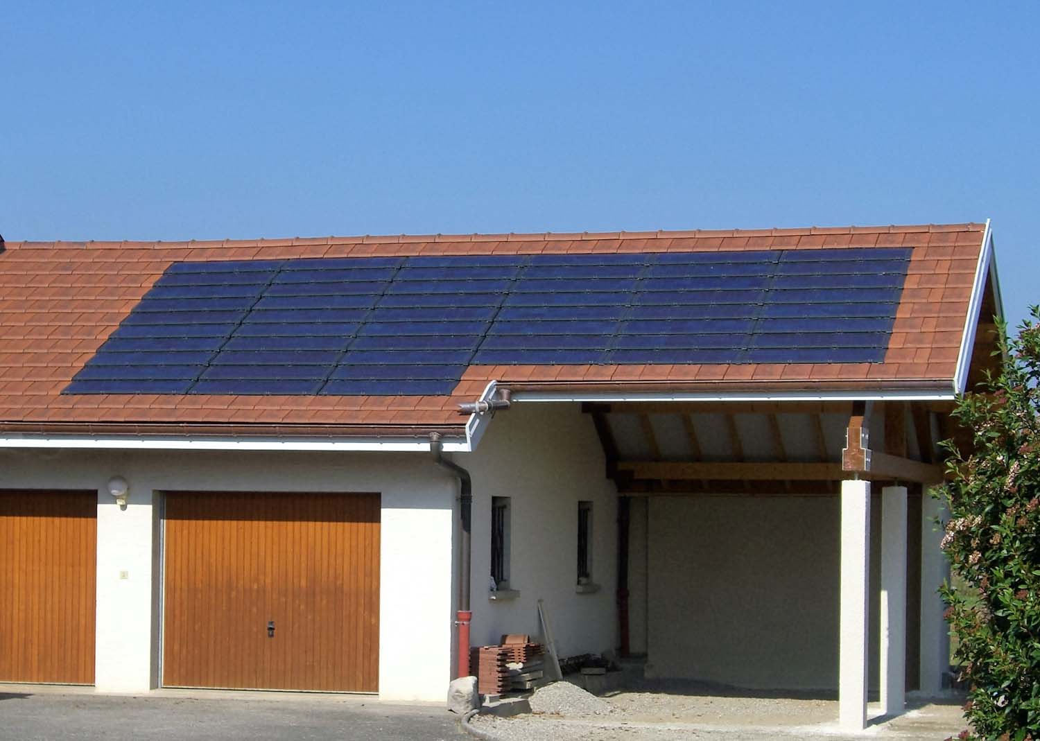 Photo d'une toiture de garage avec des panneaux solaire