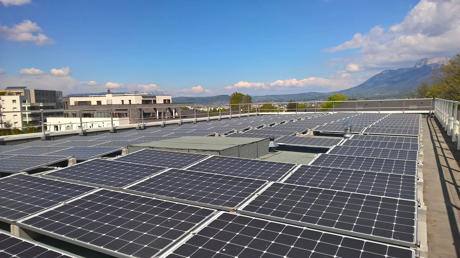 Photo des panneaux solaire installés par Alpes Solaire Énergies sur un toit plat