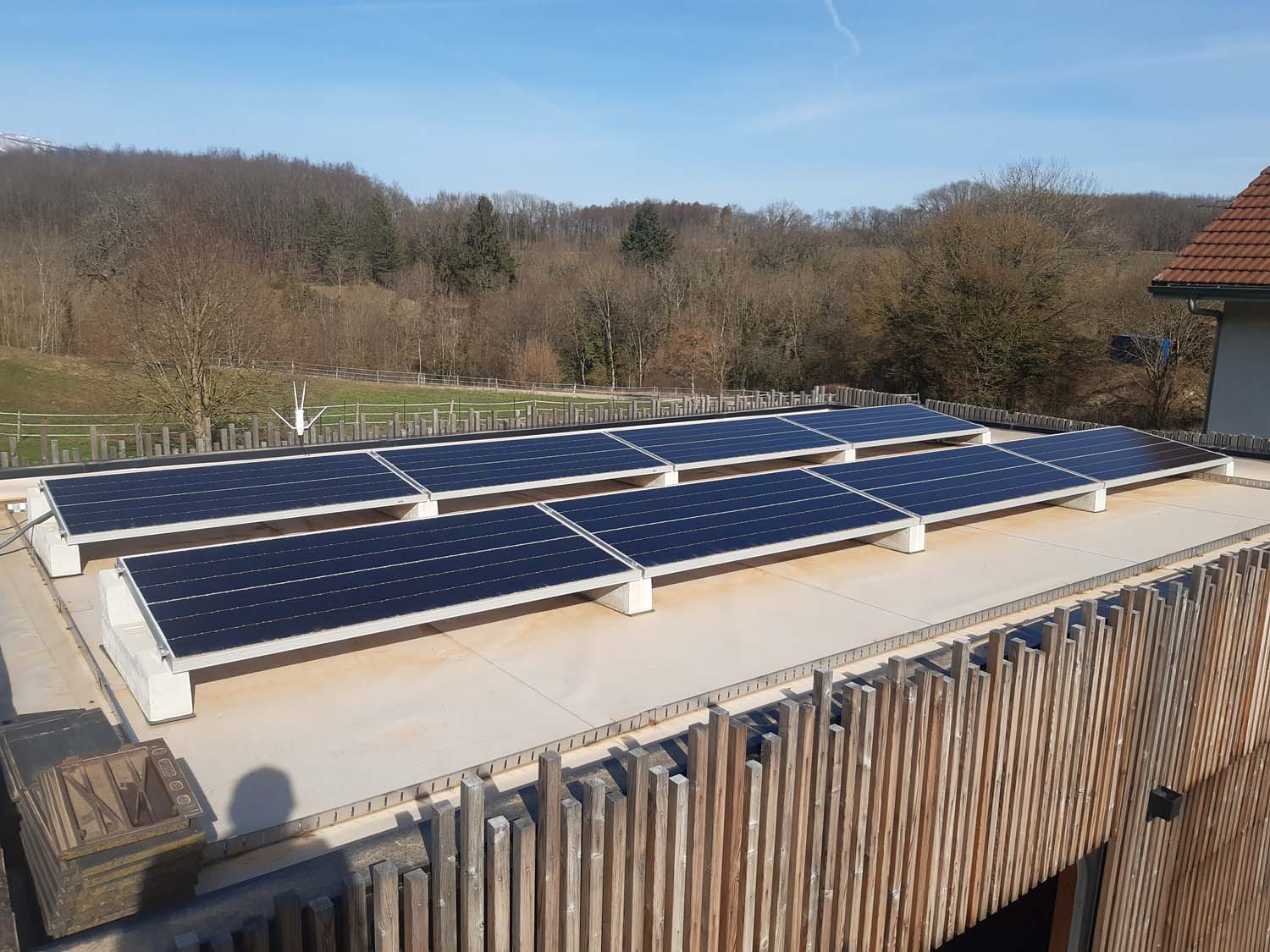 Photo de panneaux solaire sur un toit
