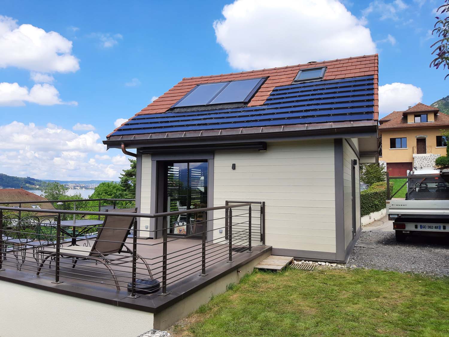 Photo de quelques panneaux solaire installés sur un toit de maison