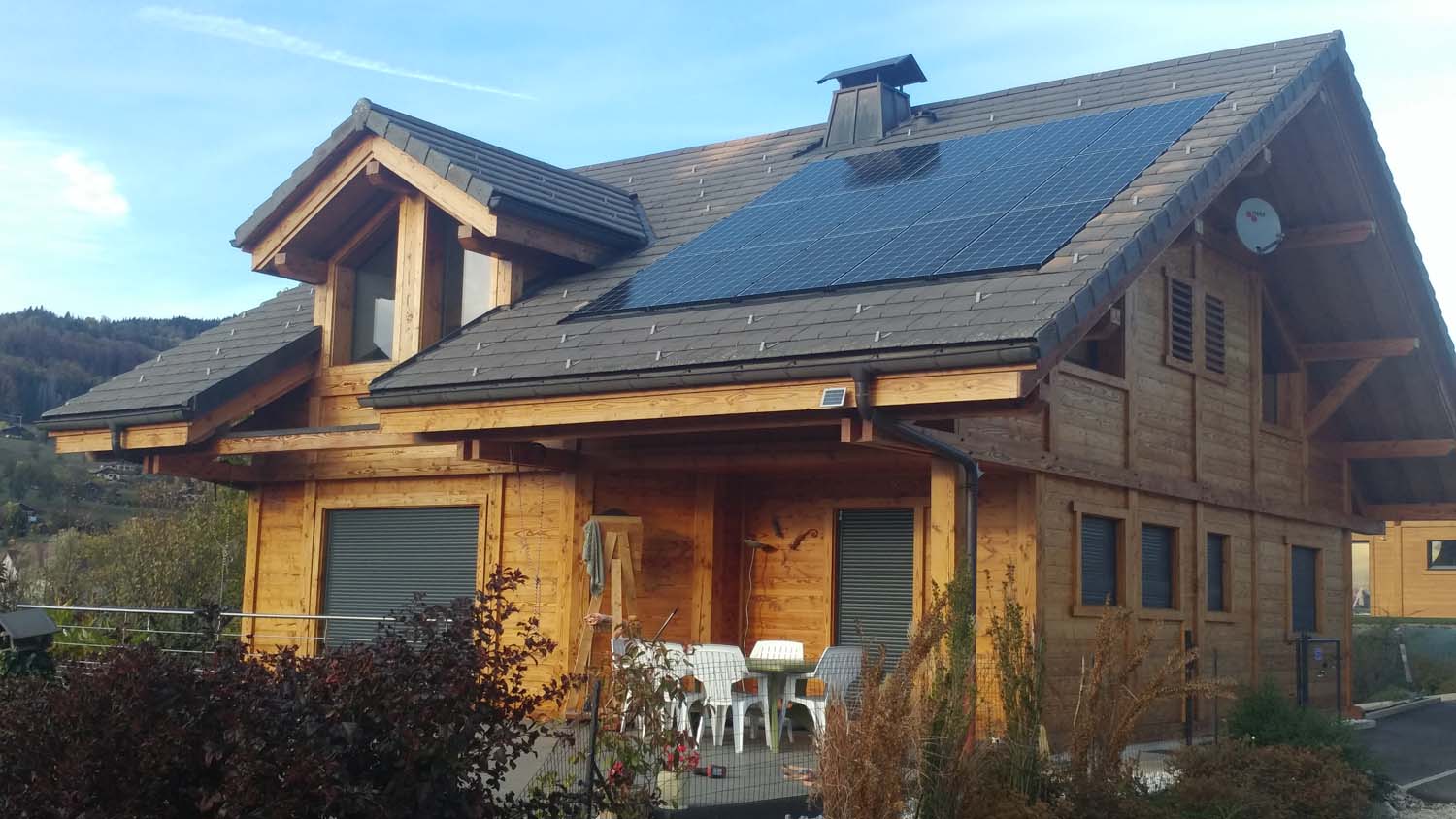 Photo de panneaux solaire installés sur un toit