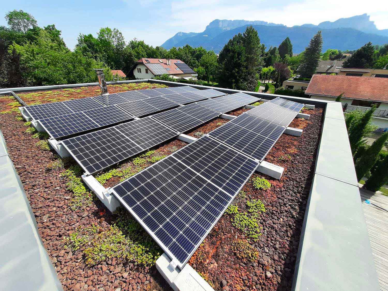 Photo d'un toit plat avec des panneaux solaire