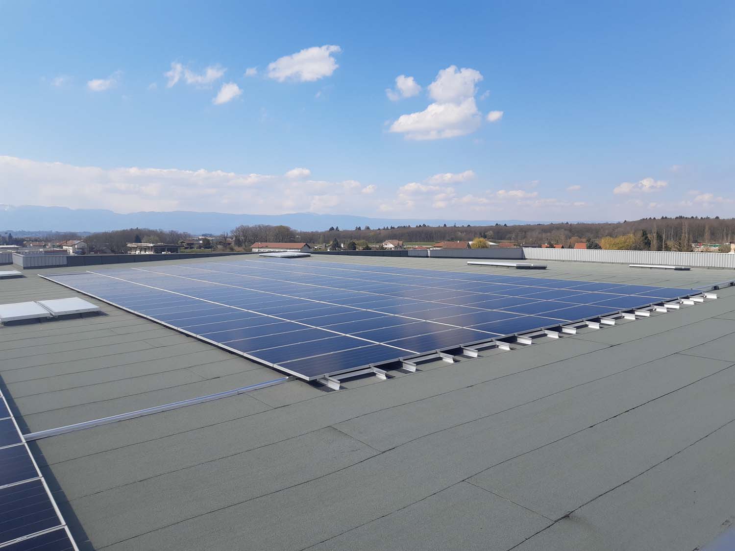 Photo d'une toiture plane avec panneaux solaire