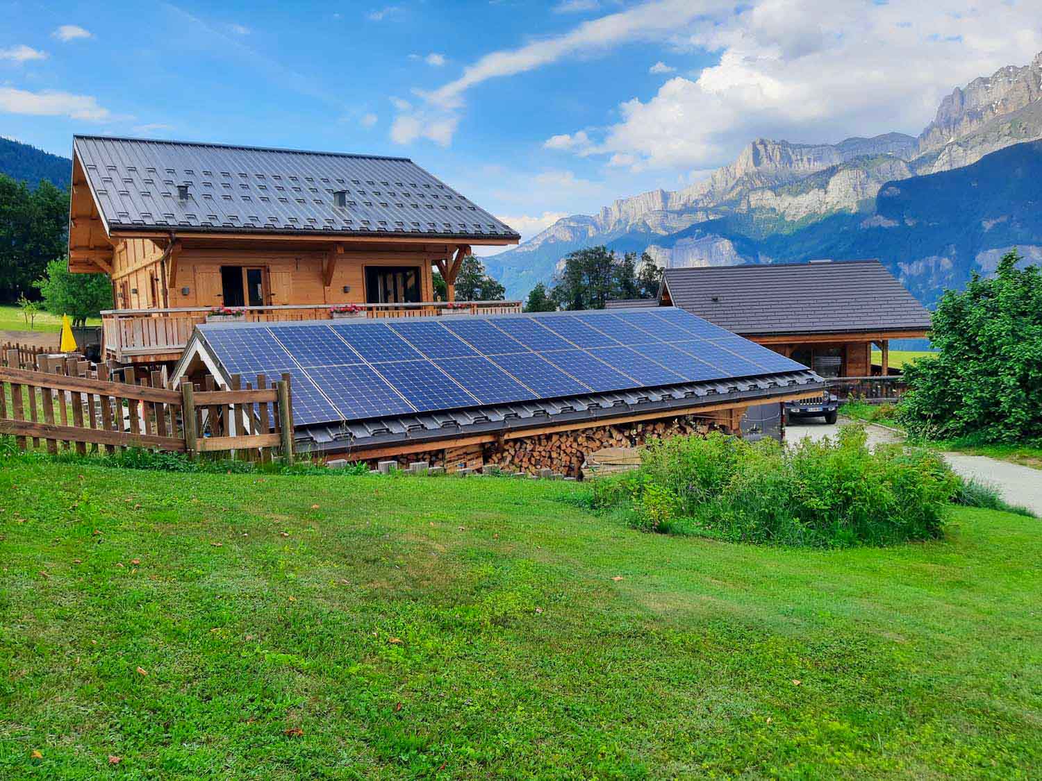 Photo d'un garage avec des panneaux solaire sur le toit
