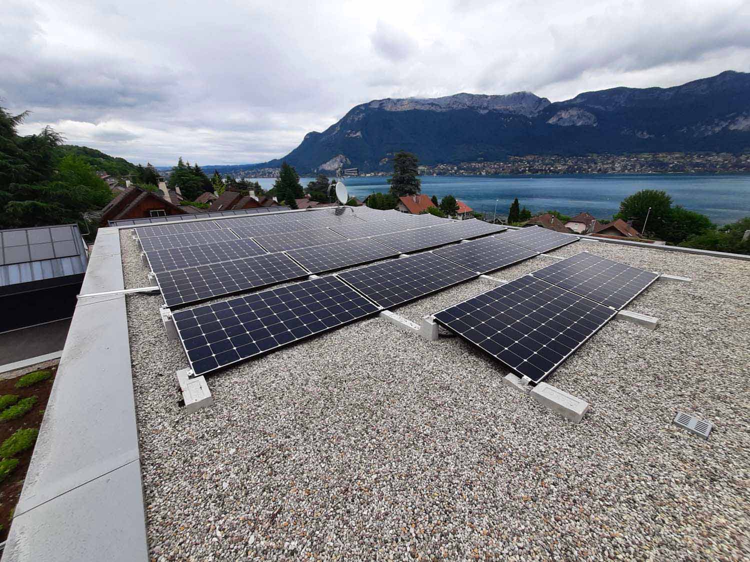 Photo d'un toit plat avec des panneaux solaire