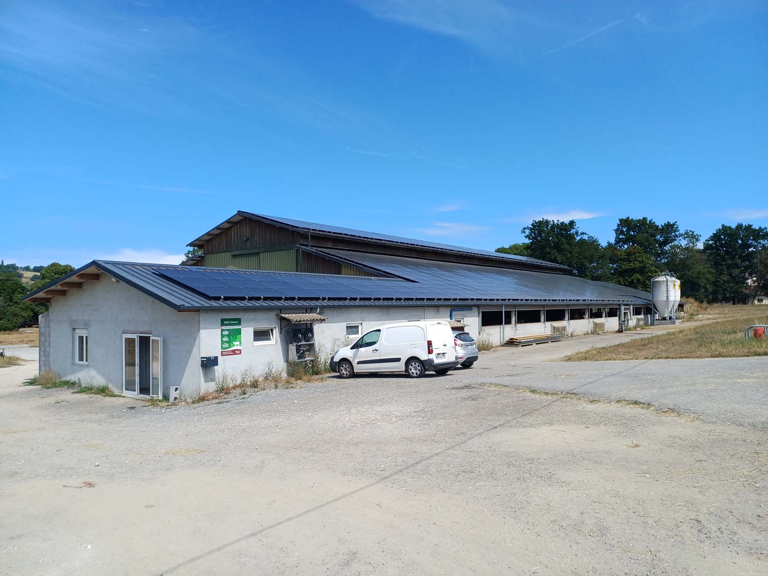 Photo d'un bâtiment professionnel avec des panneaux solaire sur le toit