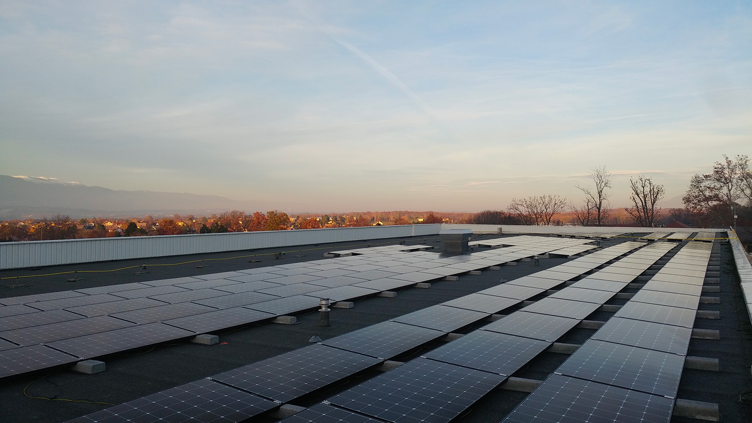 Photo d'un toit plat avec panneaux photovoltaïques