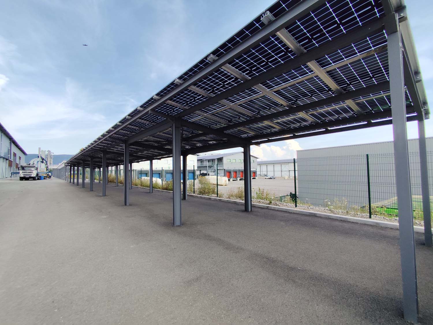 Photo d'une ombrière pour parking vue de dessous avec panneaux solaire