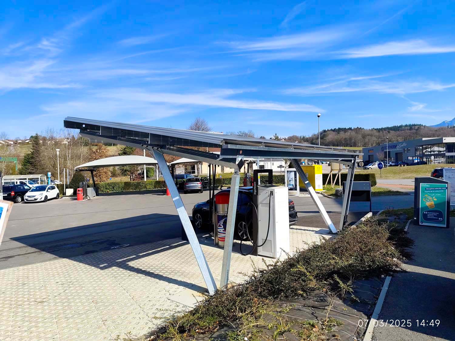 Photo d'une ombrière avec panneaux solaire