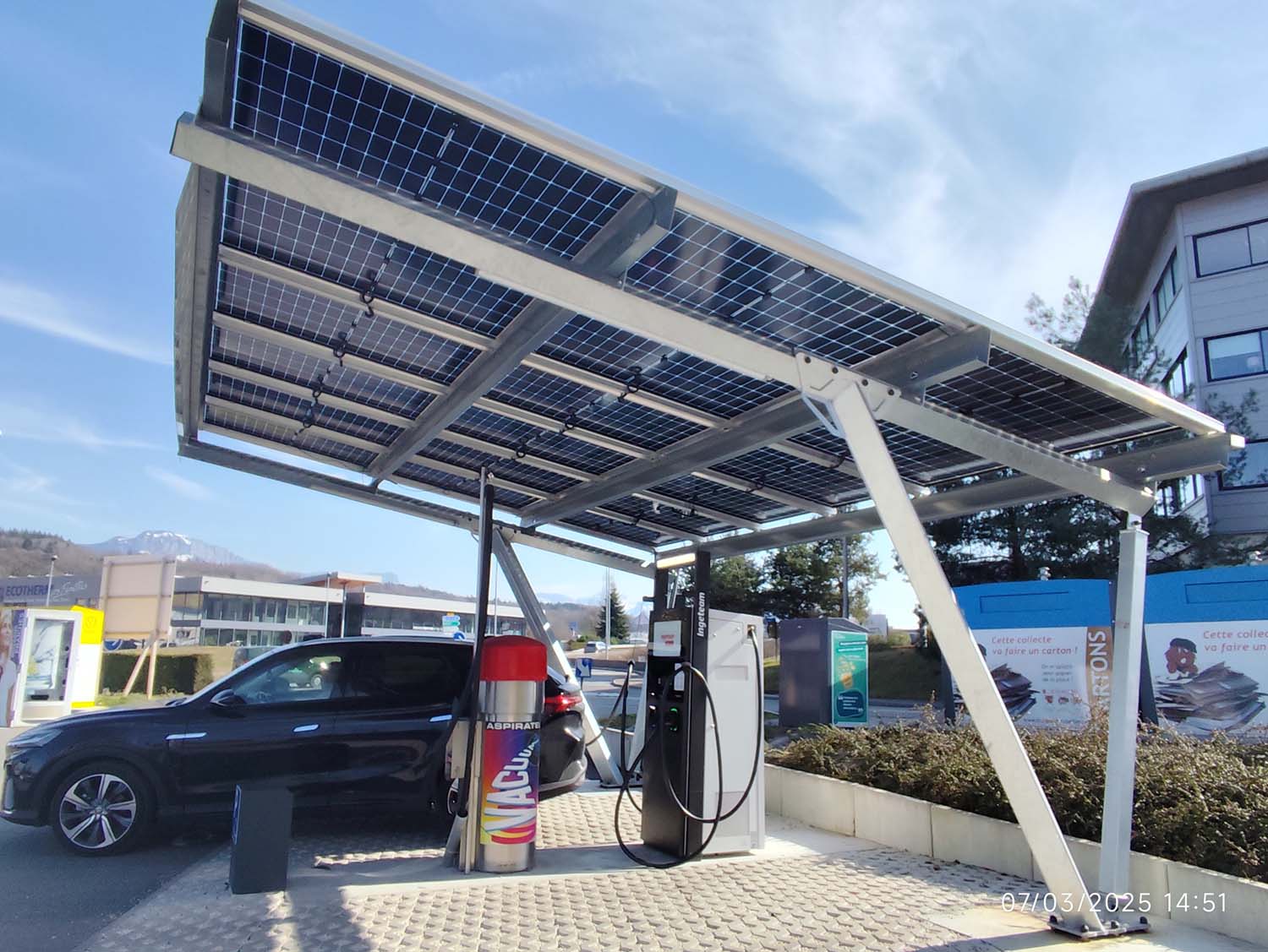 Photo d'une ombrière avec panneaux solaire