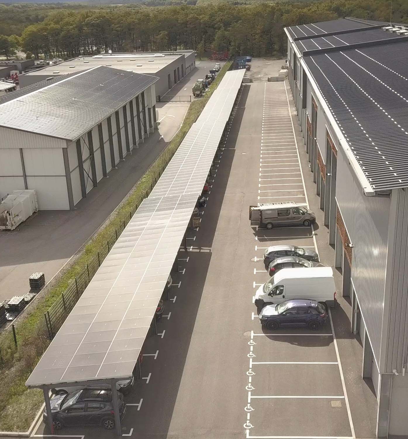 Photo drone d'ombrières avec des panneaux solaire installés par Alpes Solaire Énergies