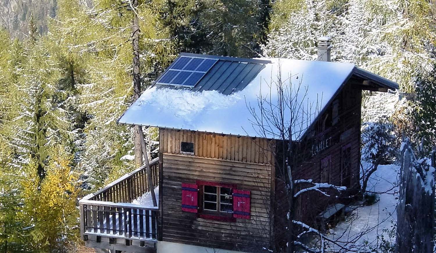 Photo d'un petit chalet isolé à Chamonix avec un panneau solaire installé par Alpes Solaire Énergies