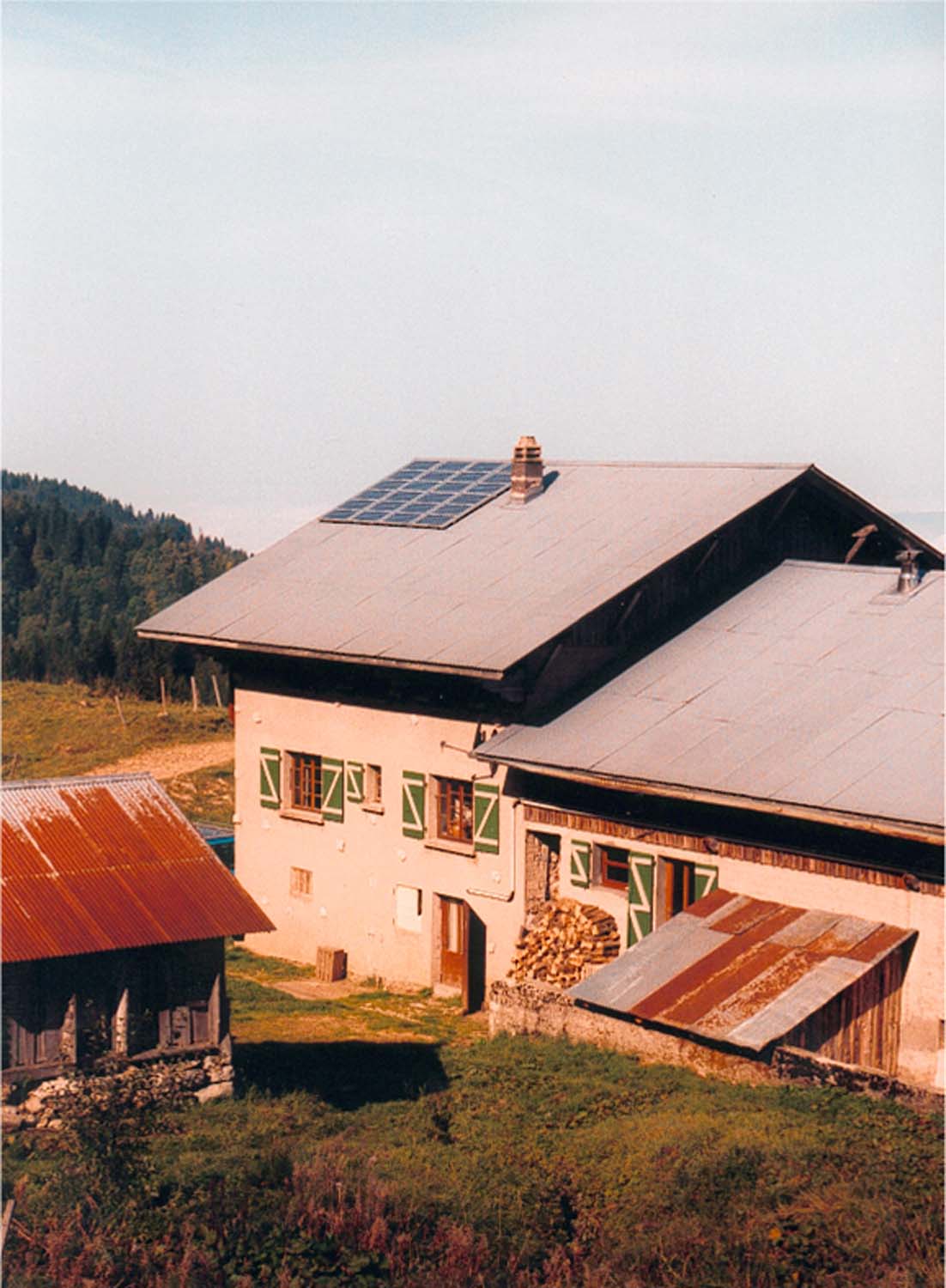 Photo d'une installation de panneaux solaire sur le refuge de Balme