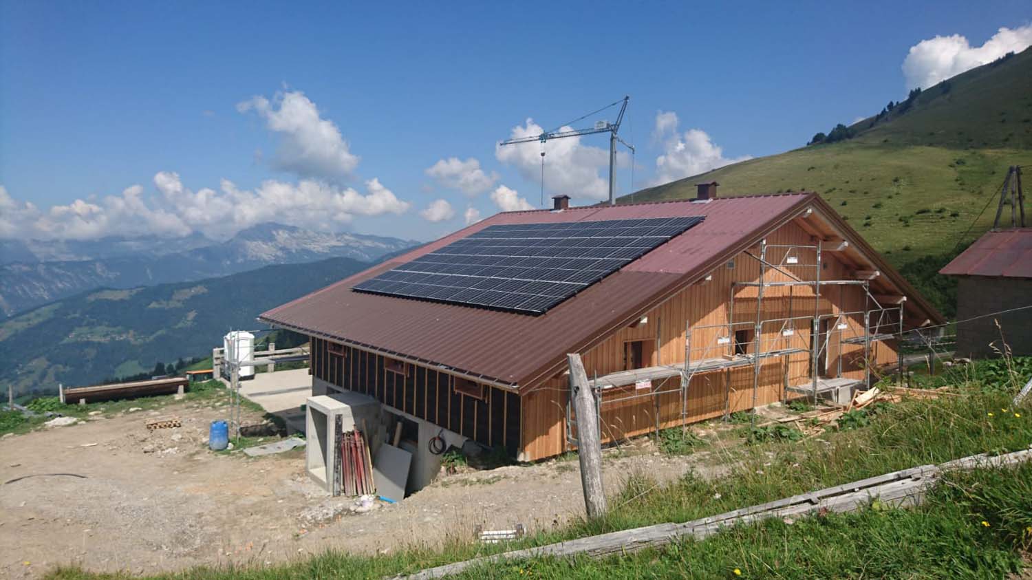 Photo d'une maison d'alpage équipée de panneaux solaire