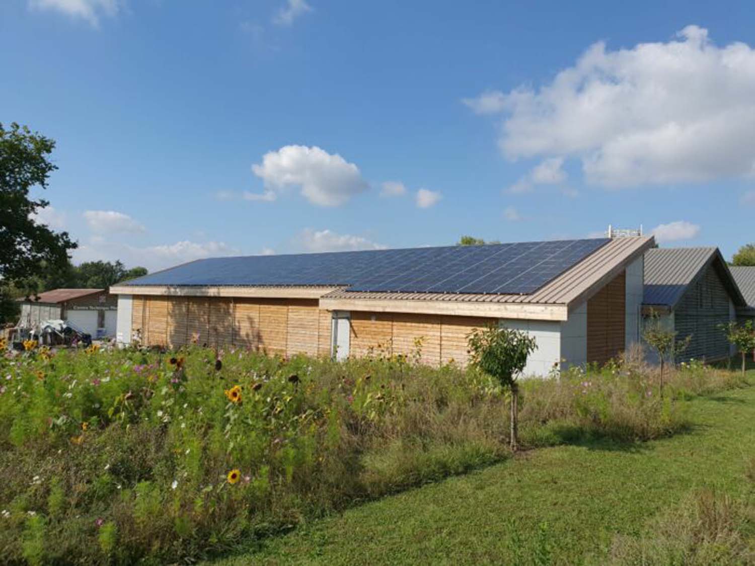 Photo d'un dépôt avec des panneaux solaire sur le toit