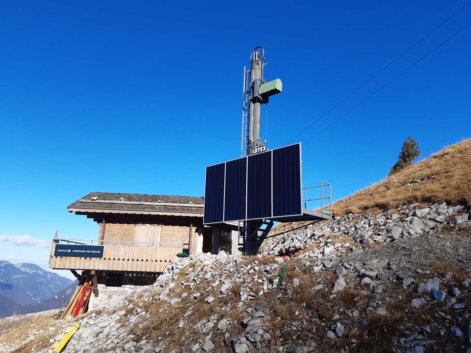 Photo du poste de secours de la Cluza avec des solutions photovoltaïques