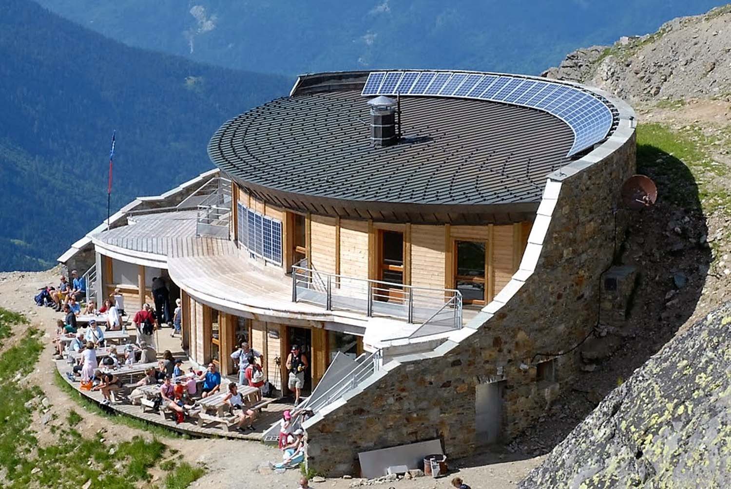 Photo du site isolé du nid d'aigle avec des panneaux solaire installés par Alpes Solaire Énergies