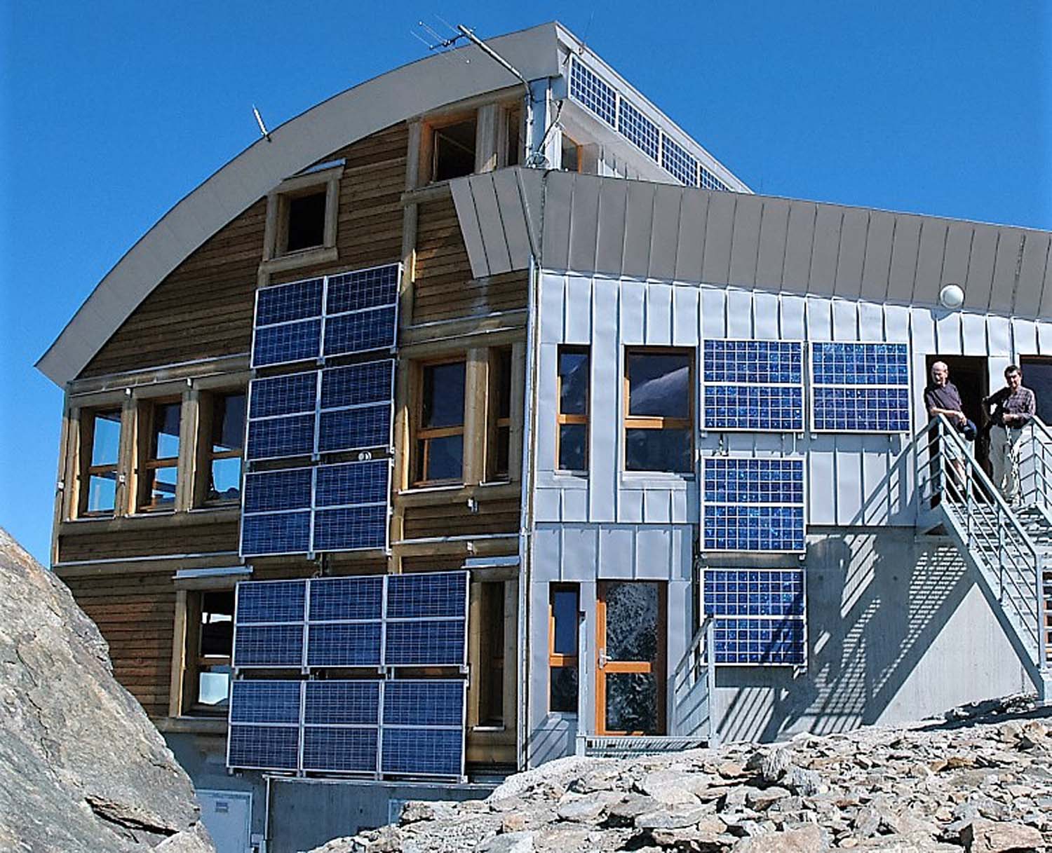 Photo du site isolé de tête rousse avec des panneaux solaire installés par l'entreprise Alpes Solaire Énergies
