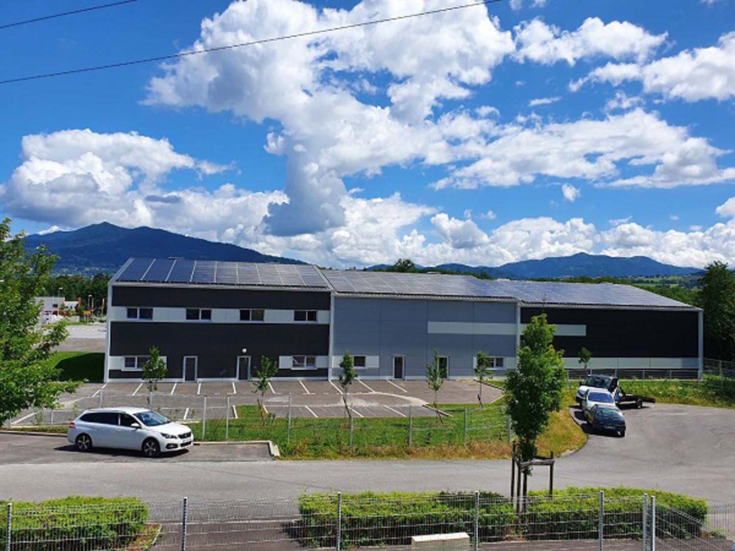 Photo d'un bâtiment professionnel avec des panneaux solaire